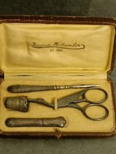 ANCIEN NECESSAIRE de COUTURE en ARGENT MASSIF avec écrin.