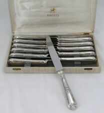 Ercuis Louis XV Rocaille, 12 couteaux de table en métal argenté, excellent état.