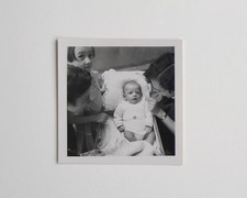 Nourrisson landeau, entouré