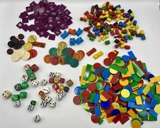 Gros lot de DÉS, pions jeux de société, jetons de mise, bois & plastique...