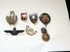 lot de six  insignes militaires et une médaille