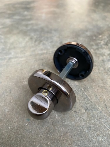 Ancien bouton sur platine avec