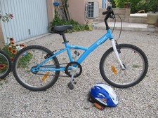 vélos enfants b-twin 5 à 15 ans bleu et noir casques et protections incluses