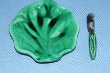 Beurrier en forme de feuille et son couteau à beurre en faience verte