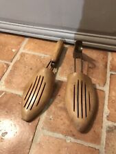 Une paire d'embauchoirs à chaussures Vintage,  pointure 41, bois et métal.