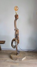 Lampe de sol unique – joug ancien, bois massif, design brutaliste