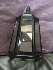 Tête de lanterne en métal noir et lamelles de verre