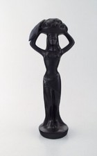 Céramiste scandinave. Sculpture en céramique émaillée noire. Femme portant le...