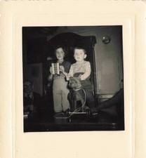 ANCIENNE PHOTOGRAPHIE 1954 DUO JEUNES ENFANTS PETIT CHIEN A ROULETTE & ACCORDEON