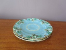 2 Assiettes en barbotine  Sarreguemines Majolica Majolique décor fleurs fraises