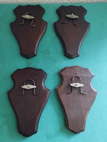 Ecussons bois avec pinces - 4,