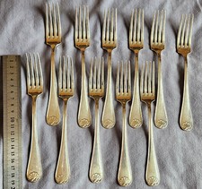 AKIL : 11 fourchettes à entremets métal argenté ( métal blanc )  Modèle coquille