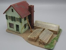 Maison bleu avec appentis et serres horticoles