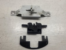 Système attache capot moteur