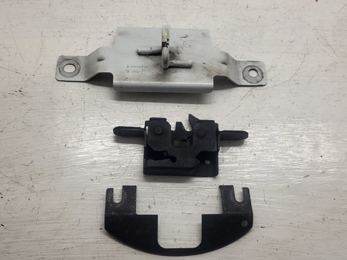 Système attache capot moteur