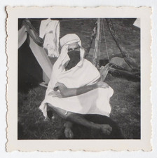 Homme couvert voile camping