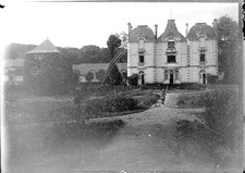 T040b. Château non-identifiée. Enfant. France. 1900. Plaque verre négatif