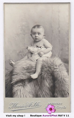 Bébé pose sur une - bÉbÉ,