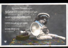 ENFANT avec BOITE à BONBONS écoutant PHONOGRAPHE en 1907