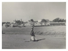 Inde, Route de Rewari, Village, Tirage vintage, 1948 Photo prise par Henri Lesto