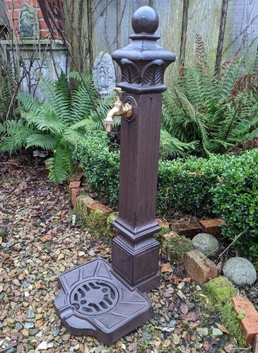 Fontaine sur pied - sur,