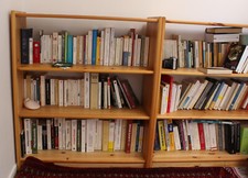 Bibliothéque à livres en pin massif laqué - 6 disponible. Bon état général