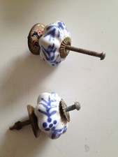 lot de 2 anciens boutons meuble en céramique, décor fleurs,porte cuisine,tiroir 