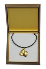 Amstaff type 3 - collier doré avec un chien dans une boîte, Art Dog FR