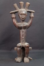 Statuette Agni clouté art africain, femme assise à coiffe tressée relevée