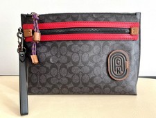 Pochette Coach Academy en toile monogramme et cuir rouge avec pièce écusson Coa