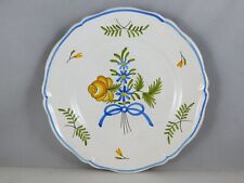 ASSIETTE EN FAIENCE DECOR BOUQUET FLORAL ET NOEUD SIGNE MEILLONAS   DIAM 23 CM 