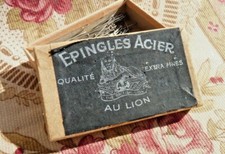 Mercerie ancienne, ANCIENNE BOITE en CARTON "à ÉPINGLES ACIER au LION" XIXe 