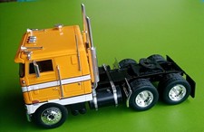 Semi remorque américain 1/43 tracteur Peterbilt crâne neuf hors série +boîte