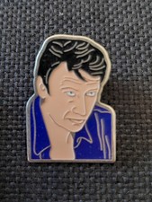 Pin’s Johnny Hallyday. Chemise Bleue Foncée 