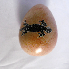 gros oeuf en pierre polie dessin reptile