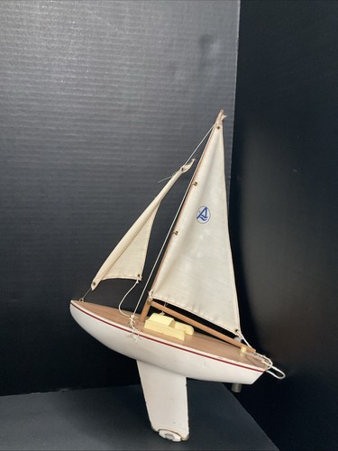 Vintage pond yacht - ,