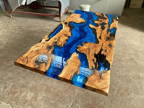 Table époxy bleue pour manger