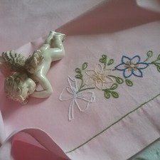 Ravissants drap et mouchoirs brodés anciens. 2 Draps de berceau, et 3 mouchoirs