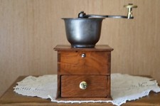 Ancien moulin a café en noyer montage mortaise, trémie en tôle , et fer forgé   