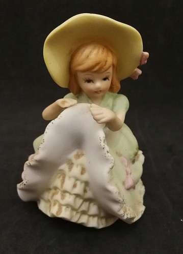 Faience fillette au - (biscuit),,