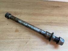 UN AXE DE ROUE ARRIERE MOTO HUSQVARNA 240 250 WR 1990 TYPE MOTEUR 2A