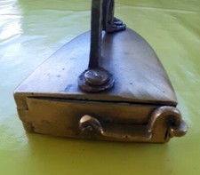 Art Populaire JOLI PETIT FER à REPASSER à LINGOT et sa TRAPPE en BRONZE XIX