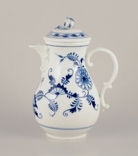 Meissen, Germany. Motif oignon bleu. Grande cafetière. Peint à la main en bleu.