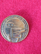 insigne de béret ligne maginot on ne passe pas sans fabricant canon à droite