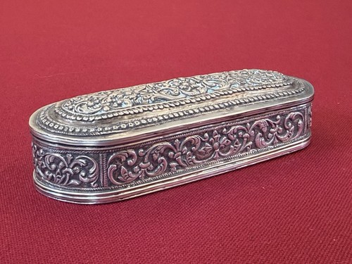 Boîte métal argenté ciselé - métal,