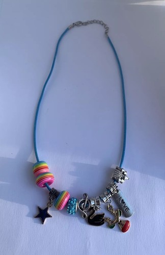Collier breloques style - à,