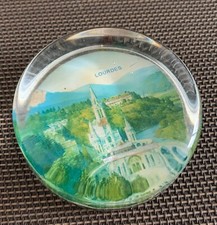 Presse-papier souvenir de Lourdes en Verre