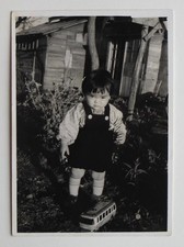 Enfant salopette jouet bus voiture - Photo vintage snapshot Japon