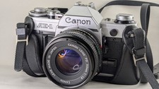 Reflex argentique Canon AE-1 + objectif Canon FD 1.8/50mm + demi étui