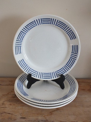 Assiettes plates à - 4,